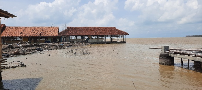 The former Elementary School building in Bedono Village, Sayung District, where students from Mondoliko used to study. The school building was damaged by the sea water /Eka Handriana